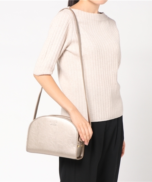 DOUBLE NAME（ダブルネーム）の「ハーフサークルバッグ（ショルダーバッグ・レディース・ブラック/ゴールド/ワイン・FREE）」の5枚目の写真