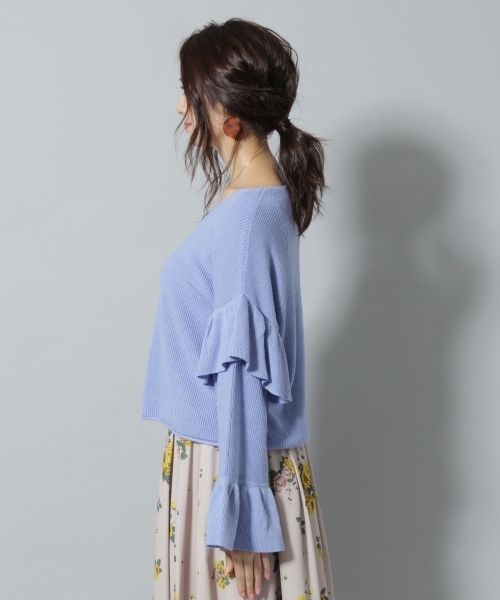 Andemiu（アンデミュウ）の「フリルソデニットプルオーバー773266（ニット/セーター・レディース・ブルー/オフホワイト/ブラウン・FREE）」の4枚目の写真