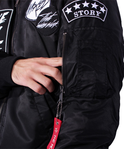 ８(eight)（エイト）の「ワッペン付き MA-1 ミリタリージャケット 中綿 ブルゾン （MA-1・メンズ・ブラック/オリーブ/ワイン・MEDIUM/LARGE/X-LARGE）」の15枚目の写真