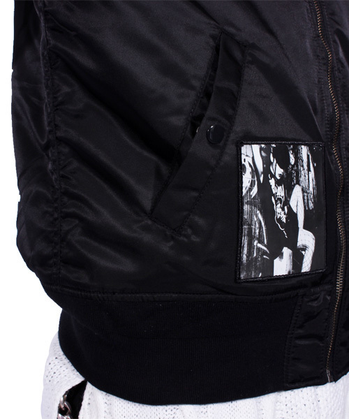 ８(eight)（エイト）の「ワッペン付き MA-1 ミリタリージャケット 中綿 ブルゾン （MA-1・メンズ・ブラック/オリーブ/ワイン・MEDIUM/LARGE/X-LARGE）」の12枚目の写真