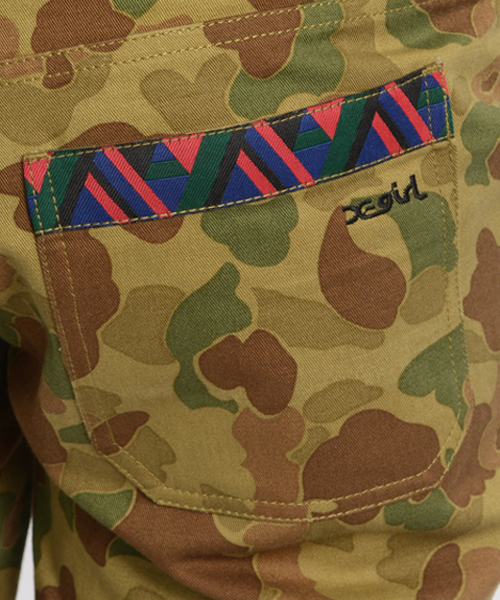 X-girl（エックスガール）の「PLAYFUL LONG PANTS（カーゴパンツ・レディース・カモフラージュ/ブラック/ライトインディゴブルー・2/1/0）」の4枚目の写真