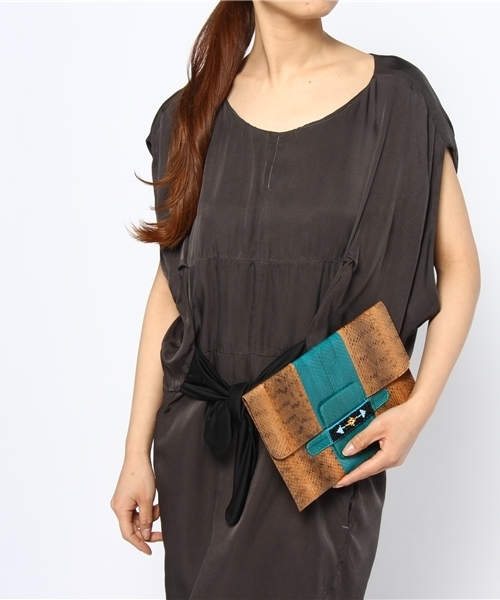 AMERICAN RAG CIE（アメリカンラグシー）の「EMA TESSE/702-EMT-PINDE14（クラッチバッグ・レディース・パイソン・ONE SIZE）」の2枚目の写真