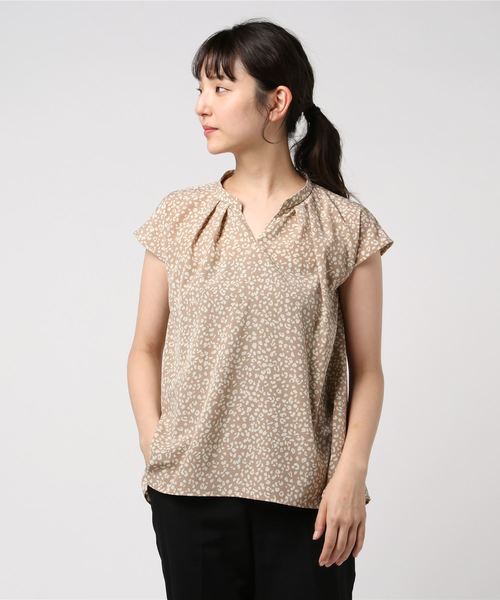 three dots(スリードッツ)の「スモールレオパードプリント フレンチスリーブTシャツ(Tシャツ/カットソー・レディース・ベージュ/ネイビー・S/XS)」の2枚目の写真