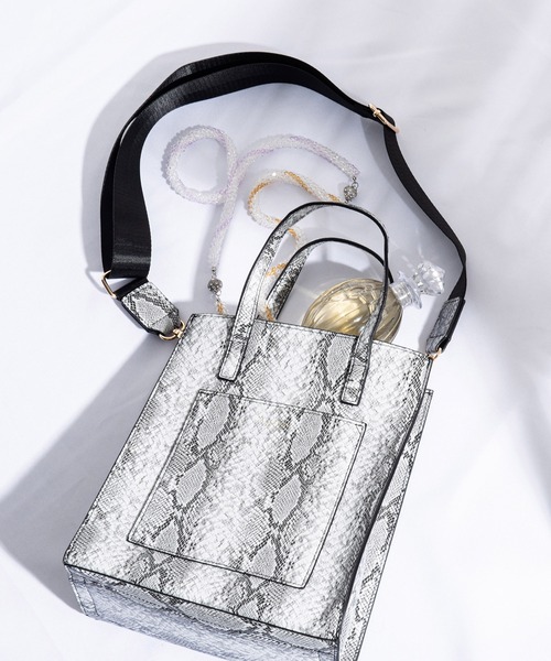 ALTROSE（アルトローズ）の「2WAYトートバッグ [シンシア]（トートバッグ・レディース・ブラック/ベージュ/ブラック系その他/ブラウン系その他/キャメル/ベージュ系その他/ピンク/ブラウン/アニマル/ブルー/グレー/グレー系その他6/ベージュ系その他6/ブラック系その他6/ブラック系その他7/ブラウン系その他7/グリーン/アイボリー/クリーム・FREE/#21）」の19枚目の写真