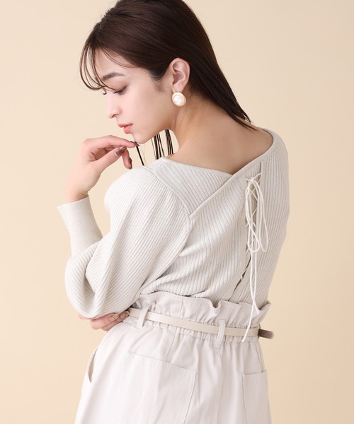 one after another NICE CLAUP（ワンアフターアナザーナイスクラップ）の「バックレースアップラメニット（ニット/セーター・レディース・オフホワイト/グレー/ベージュ/パープル・FREE）」の2枚目の写真