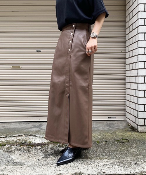 PAGEBOY（ページボーイ）の「フェイクレザーロングナロースカート（スカート・レディース・ブラック/ブラウン系その他/オフホワイト・SMALL/MEDIUM）」の3枚目の写真
