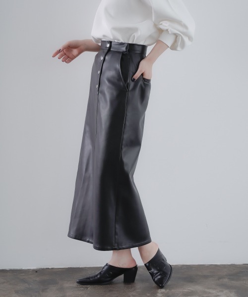 PAGEBOY（ページボーイ）の「フェイクレザーロングナロースカート（スカート・レディース・ブラック/ブラウン系その他/オフホワイト・SMALL/MEDIUM）」の12枚目の写真