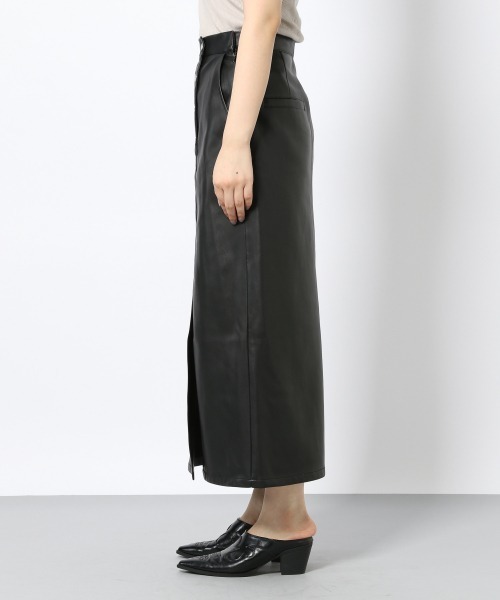 PAGEBOY（ページボーイ）の「フェイクレザーロングナロースカート（スカート・レディース・ブラック/ブラウン系その他/オフホワイト・SMALL/MEDIUM）」の11枚目の写真