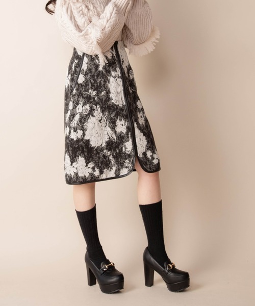 Mysa&Liina（ミーサリーナ）の「ジャガードタイトスカート（スカート・レディース・ブラック/レッド・M）」の2枚目の写真