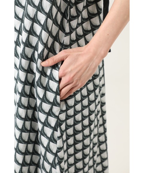 ROSE BUD(ローズバッド)の「アメリカンスリーブテントラインワンピース(ワンピース・レディース・ブラック/ベージュ・ONE SIZE)」の12枚目の写真