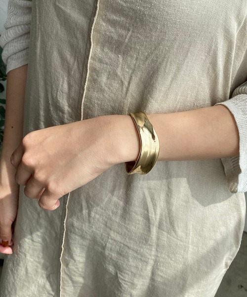 CAPRICIEUX LE'MAGE（カプリシューレマージュ）の「【GOLDY/ゴールディ】ウェービーミドルバングル（バングル/リストバンド・レディース・シルバー/ゴールド・ONESIZE）」の5枚目の写真