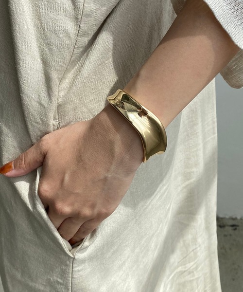 CAPRICIEUX LE'MAGE（カプリシューレマージュ）の「【GOLDY/ゴールディ】ウェービーミドルバングル（バングル/リストバンド・レディース・シルバー/ゴールド・ONESIZE）」の8枚目の写真