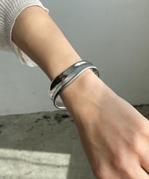 CAPRICIEUX LE'MAGE（カプリシューレマージュ）の「【GOLDY/ゴールディ】ウェービーミドルバングル（バングル/リストバンド・レディース・シルバー/ゴールド・ONESIZE）」の4枚目の写真