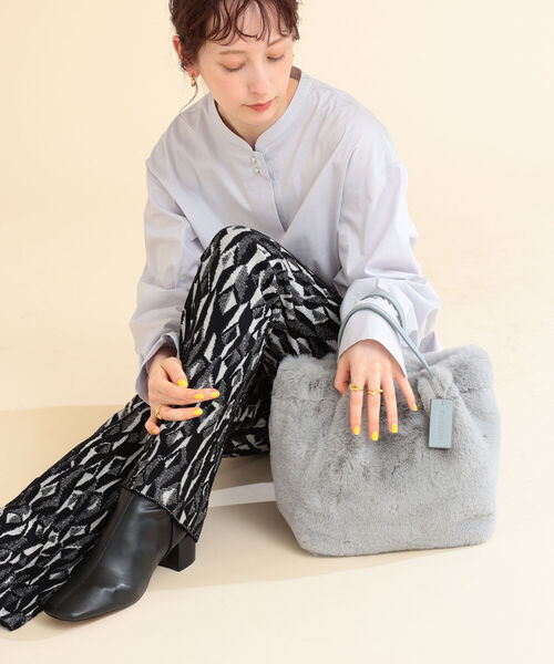 Ray BEAMS(レイビームス)の「Ray BEAMS / リバーシブル フェイクファー バッグ(ショルダーバッグ・レディース・グレー/その他・ONE SIZE)」の3枚目の写真