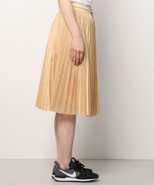 NIKE(ナイキ)の「NIKE WMNS NSW SKIRT LW DJ4547-252(スカート・レディース・ベージュ・X-SMALL/SMALL)」の2枚目の写真