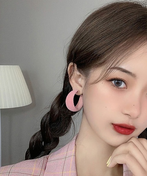 juweel(ユウェル)の「レディース ベロアフープピアス(ピアス(両耳用)・レディース・ブラック/レッド/オフホワイト/ピンク/イエロー/ブルー/ワインレッド/エメラルド・FREE)」の1枚目の写真