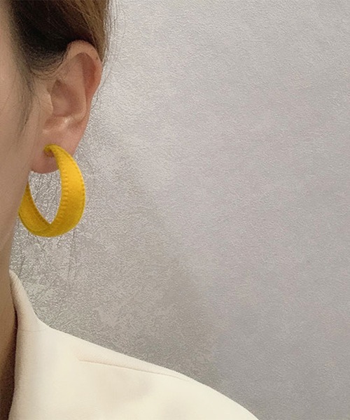 juweel(ユウェル)の「レディース ベロアフープピアス(ピアス(両耳用)・レディース・ブラック/レッド/オフホワイト/ピンク/イエロー/ブルー/ワインレッド/エメラルド・FREE)」の6枚目の写真