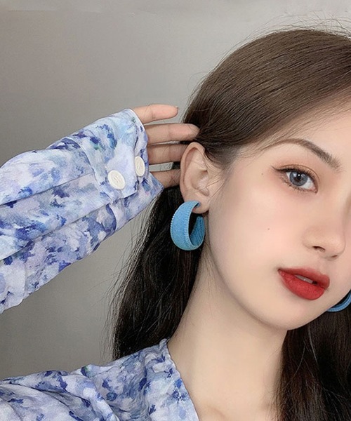 juweel(ユウェル)の「レディース ベロアフープピアス(ピアス(両耳用)・レディース・ブラック/レッド/オフホワイト/ピンク/イエロー/ブルー/ワインレッド/エメラルド・FREE)」の5枚目の写真