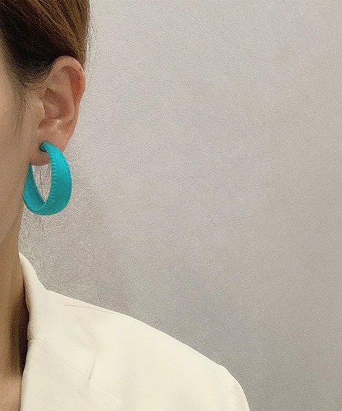 juweel(ユウェル)の「レディース ベロアフープピアス(ピアス(両耳用)・レディース・ブラック/レッド/オフホワイト/ピンク/イエロー/ブルー/ワインレッド/エメラルド・FREE)」の4枚目の写真