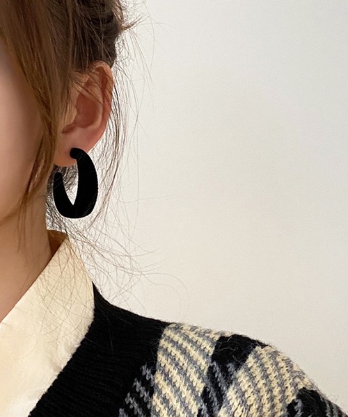 juweel(ユウェル)の「レディース ベロアフープピアス(ピアス(両耳用)・レディース・ブラック/レッド/オフホワイト/ピンク/イエロー/ブルー/ワインレッド/エメラルド・FREE)」の3枚目の写真