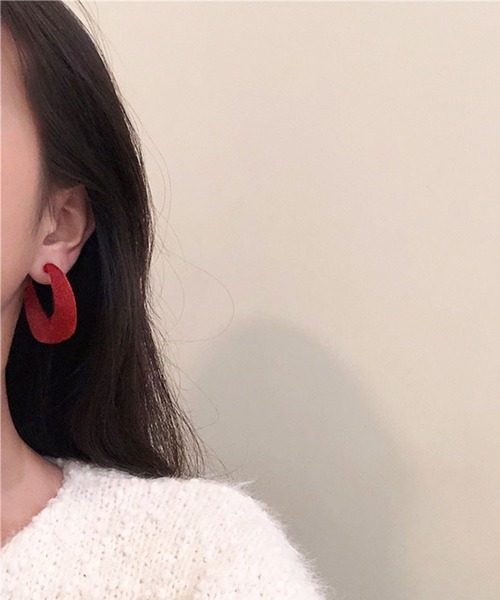 juweel(ユウェル)の「レディース ベロアフープピアス(ピアス(両耳用)・レディース・ブラック/レッド/オフホワイト/ピンク/イエロー/ブルー/ワインレッド/エメラルド・FREE)」の8枚目の写真