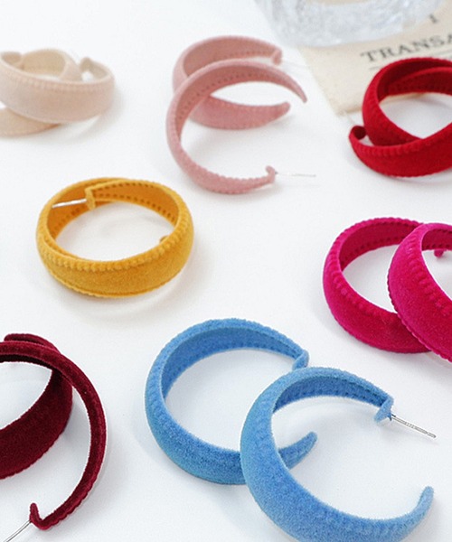 juweel(ユウェル)の「レディース ベロアフープピアス(ピアス(両耳用)・レディース・ブラック/レッド/オフホワイト/ピンク/イエロー/ブルー/ワインレッド/エメラルド・FREE)」の13枚目の写真