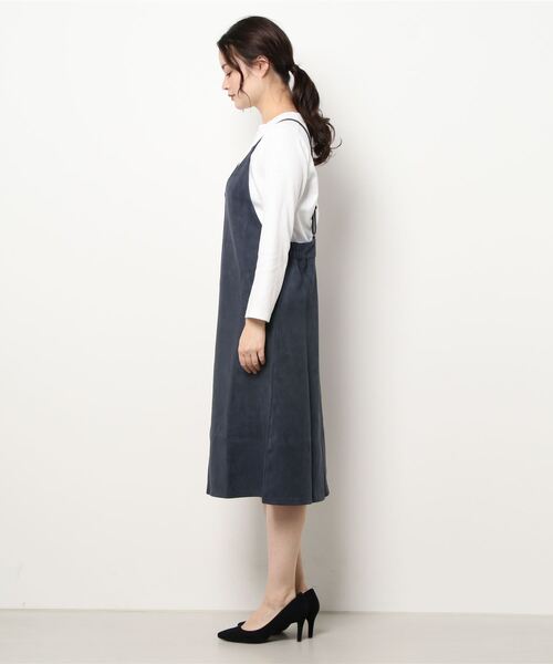 BELLUNA（ベルーナ）の「スエード調素材ジャンパースカート（ジャンパースカート・レディース・ネイビー/ライトグリーン/グレイッシュベージュ・MEDIUM/LARGE/X-LARGE）」の4枚目の写真