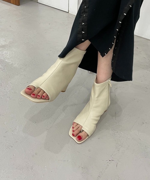 CAPRICIEUX LE'MAGE(カプリシューレマージュ)の「ストレッチサンダルブーツ(サンダル・レディース・ブラック/ホワイト系その他・38/37)」の4枚目の写真