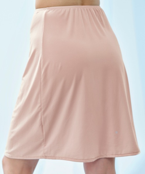 YU'NOW（ユナウ）の「ひんやり冷感！汗取りペチスカート〈50㎝丈〉【制菌】【抗菌防臭】【吸水速乾】（インナーウェア/肌着・レディース・ブラック/ベージュ/オフホワイト・MEDIUM/LARGE/X-LARGE）」の4枚目の写真