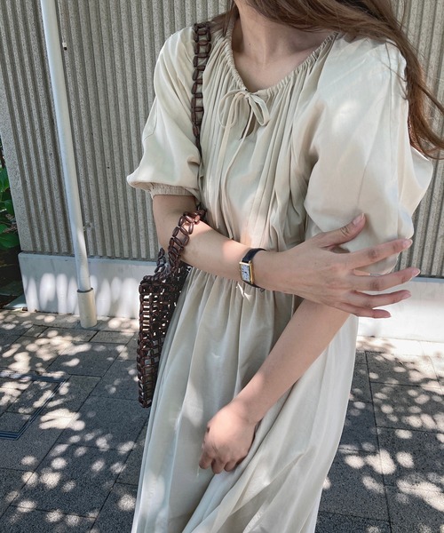 LAUIR（ラウアー）の「バルーンスリーブワンピース（ワンピース・レディース・ブラック/ホワイト/ライトグレー/テラコッタ/ライトベージュ/カーキ/ブルー・MEDIUM/LARGE/X-LARGE）」の18枚目の写真