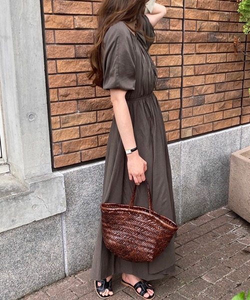 LAUIR（ラウアー）の「バルーンスリーブワンピース（ワンピース・レディース・ブラック/ホワイト/ライトグレー/テラコッタ/ライトベージュ/カーキ/ブルー・MEDIUM/LARGE/X-LARGE）」の11枚目の写真