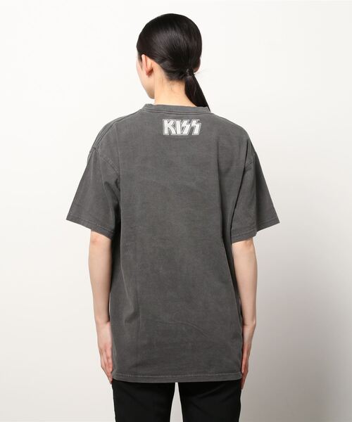 ムラサキスポーツ（ムラサキスポーツ）の「【ムラサキスポーツ別注】 KISS/キッス ビッグシルエット 古着風ロックTシャツ/ROCK Tシャツ  EP-MU001（Tシャツ/カットソー・レディース・ブラック/ホワイト・M/L）」の4枚目の写真