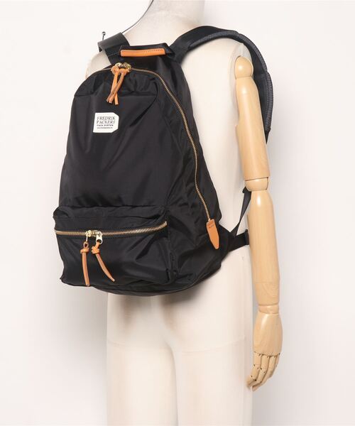 FREDRIK PACKERS(フレドリックパッカーズ)の「【W】【it】【FREDRIK PACKERS】420D DAY PACK(バックパック/リュック・レディース・ブラック/シルバーグレー/ホワイト/オリーブ/ネイビー/タン・FREE)」の7枚目の写真