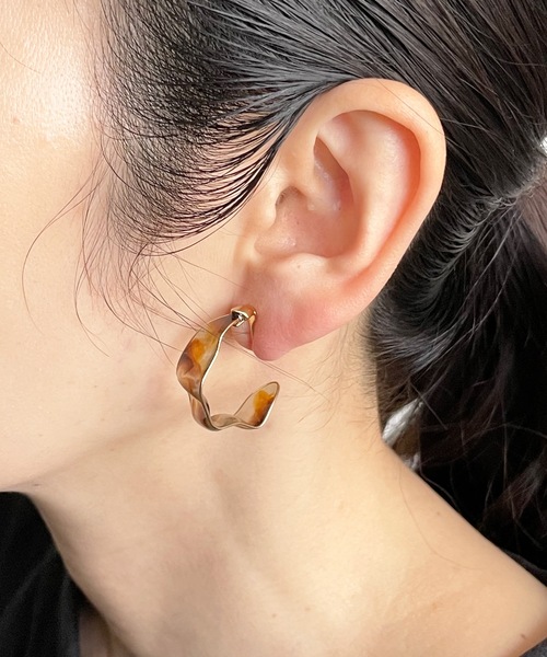 The Rule(ザルール)の「The Rule ザルール:Bumpy small hoop pierced ER;凹凸マーブル フープ イヤリング(イヤリング・レディース・ネイビー/ブラウン/カーキ・FREE)」の4枚目の写真
