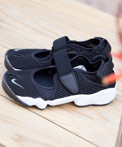 NIKE（ナイキ）の「NIKE WOMENS AIR RIFT BR 848386-001（スニーカー・レディース・ブラック・22cm）」の4枚目の写真