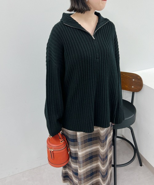 un dix cors（アンディコール）の「旬なデザイン　ハイネックハーフZIPニットプルオーバー（ニット/セーター・レディース・レッド/ブラック/ライトベージュ・FREE）」の4枚目の写真