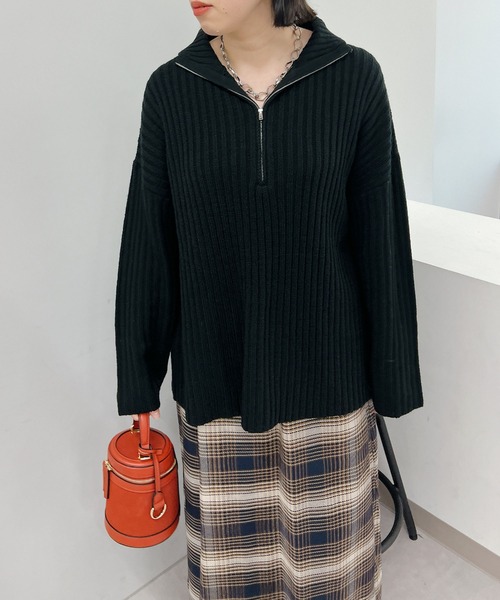 un dix cors（アンディコール）の「旬なデザイン　ハイネックハーフZIPニットプルオーバー（ニット/セーター・レディース・レッド/ブラック/ライトベージュ・FREE）」の10枚目の写真