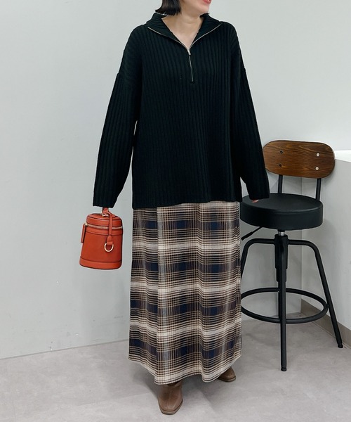 un dix cors（アンディコール）の「旬なデザイン　ハイネックハーフZIPニットプルオーバー（ニット/セーター・レディース・レッド/ブラック/ライトベージュ・FREE）」の5枚目の写真