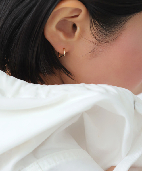 Lilas（リラ）の「トライアングルスモールピアス K10（両耳