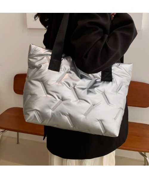 LAUTRE COTE(ロウトレコウト)の「軽量キルトトートバッグ(ショルダーバッグ・レディース・ワイン/シルバーグレー/グリーン/ブラック/ベージュ・FREE/LARGE)」の2枚目の写真