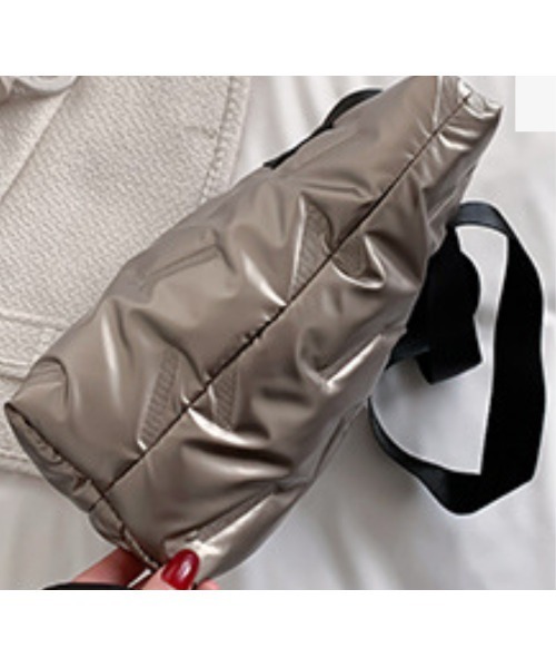 LAUTRE COTE(ロウトレコウト)の「軽量キルトトートバッグ(ショルダーバッグ・レディース・ワイン/シルバーグレー/グリーン/ブラック/ベージュ・FREE/LARGE)」の7枚目の写真