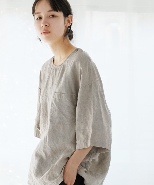 Aphlotus（アプロタス）の「オーバーダイ リネン ショートスリーブ プルオーバー（Tシャツ/カットソー・メンズ・グレイッシュベージュ/ブラック/スミクロ/ベージュ・MEDIUM/LARGE）」の4枚目の写真