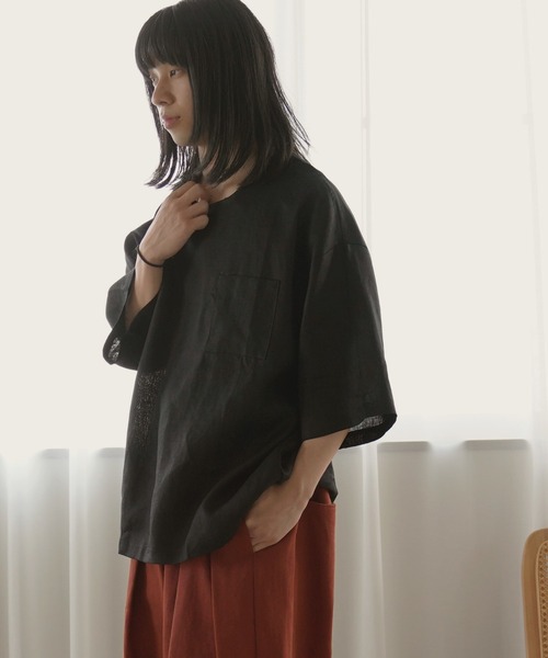 Aphlotus（アプロタス）の「オーバーダイ リネン ショートスリーブ プルオーバー（Tシャツ/カットソー・メンズ・グレイッシュベージュ/ブラック/スミクロ/ベージュ・MEDIUM/LARGE）」の2枚目の写真