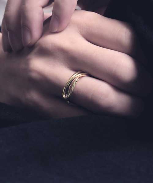 YArKA（ヤーカ）の「【YArKA/ヤーカ】entwined curvaceous design ring [ducube heyt] / 絡み合う曲線美デザインリング（リング・メンズ・シルバー/ゴールド・#17/#15/#11/#13）」の2枚目の写真