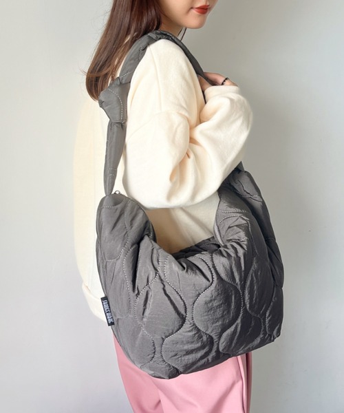 CLEA（クレア）の「【A4サイズ対応】中綿キルティングショルダーバッグ（ショルダーバッグ・レディース・ホワイト/ブラック系その他/グレー/ブラック・FREE）」の4枚目の写真