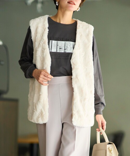 SHOO・LA・RUE(シューラルー)の「◆大人の抜け感コーデに ラウンドヘム プリントロンT(Tシャツ/カットソー・レディース・ピンク系6/ブルー系2/ブラック系/ベージュ系その他2/ベージュ系その他6/チャコール/ホワイト系その他4/ホワイト系その他・02/03/04)」の4枚目の写真