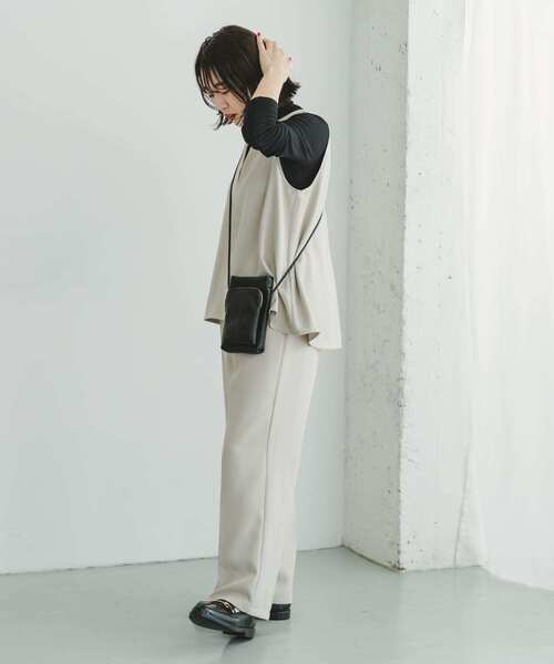 ITEMS URBANRESEARCH（アイテムズ アーバンリサーチ）の「『セットアップ対応』フレアトップス×イージーパンツセット（つなぎ/オールインワン・レディース・ブラック/ライトベージュ・FREE）」の4枚目の写真