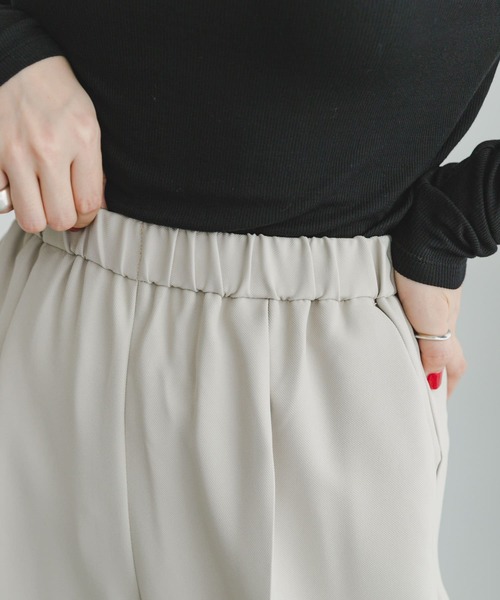 ITEMS URBANRESEARCH（アイテムズ アーバンリサーチ）の「『セットアップ対応』フレアトップス×イージーパンツセット（つなぎ/オールインワン・レディース・ブラック/ライトベージュ・FREE）」の13枚目の写真