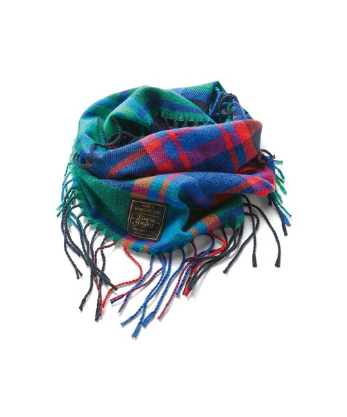 Live in comfort（リブインコンフォート）の「リブ　イン　コンフォート　くるっと巻いて華やぎと暖かさをプラスする　やわらかフリンジチェックスヌード（ネックウォーマー/スヌード・レディース・レッド/ブラック×ホワイト/イエロー/グリーン/ネイビー/ブラウン系その他/ベージュ系その他・ONE SIZE）」の5枚目の写真