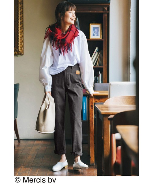 Live in comfort（リブインコンフォート）の「リブ　イン　コンフォート　くるっと巻いて華やぎと暖かさをプラスする　やわらかフリンジチェックスヌード（ネックウォーマー/スヌード・レディース・レッド/ブラック×ホワイト/イエロー/グリーン/ネイビー/ブラウン系その他/ベージュ系その他・ONE SIZE）」の8枚目の写真